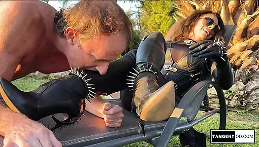 Tangentod - dominasi dua cewek dominan dengan lateks dan satu cowok