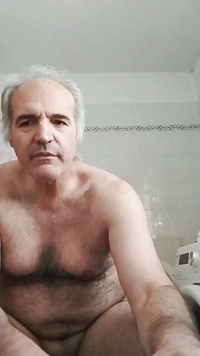 Puno pišanja u umivaoniku, dugo drkanje i prljavi jezik