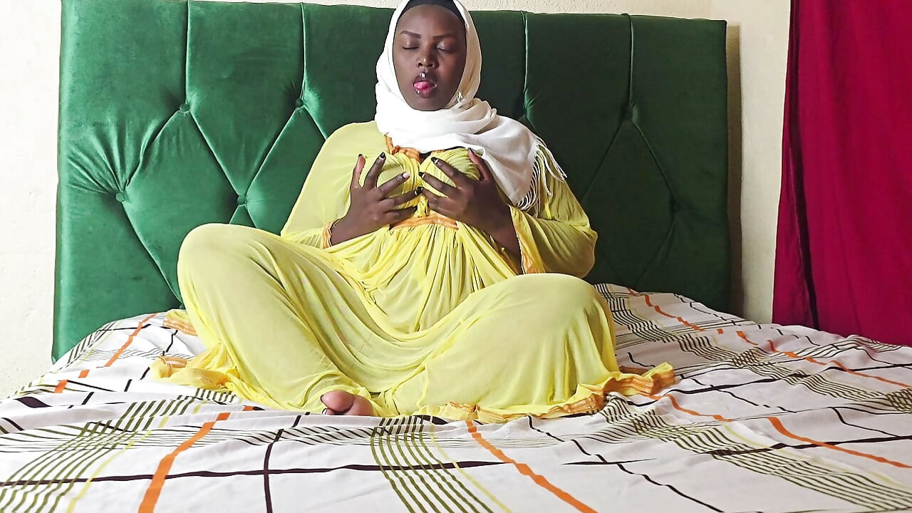 THE MUSLIM FROM SUDAN MASTURBATE HER VAGINA SHE HAS WET PUSSY