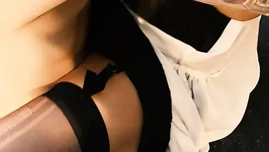 Tante seksi lagi asik bisik-bisik bagian 1