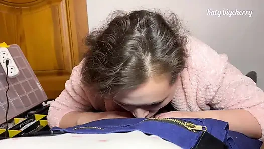 Menelepon tukang ledeng untuk memperbaiki wastafelku, dia malah ngentot pantatku