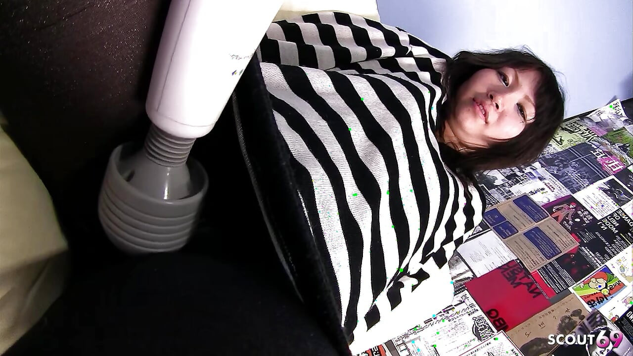 Mẹ máy bay bà già Nhật Bản được chọn để diễn cảnh khiêu dâm không kiểm duyệt đụ bởi người lạ với tinh dịch trên âm hộ đầy lông