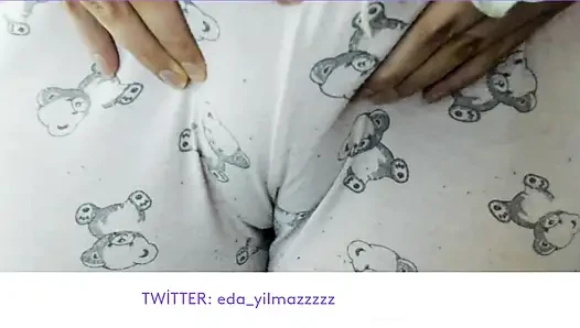 CAMELTOE- MEMEK BENGKAK- MASTURBASI DENGAN PIYAMA