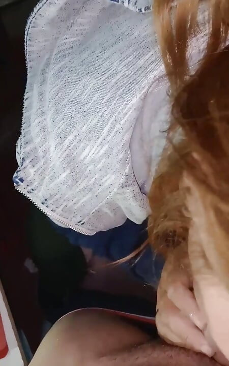 Loira me chupa ao lado do pc ao vivo