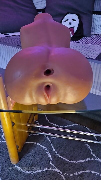 Maskovaný chlap šuká sexuální panenku