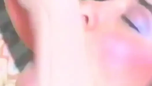 Cewek mesum rambut pirang lagi asik ngentot memeknya pakai dua dildo