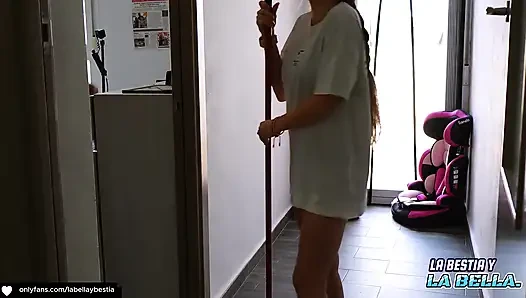 Meine nymphomanische nachbarin kommt in mein zimmer und wir haben am ende harten sex
