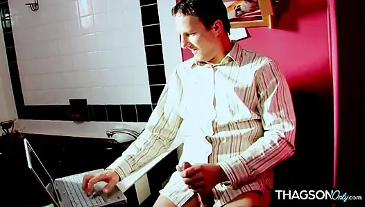 Tante seksi penggoda ini di-fingering dan dijilat sampai klimaks