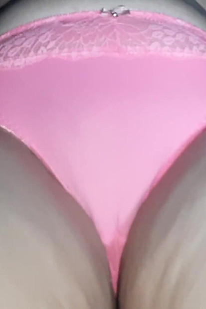 Κάποιος άγνωστος τρίβεται στο μουνί μου σε ένα γεμάτο λεωφορείο