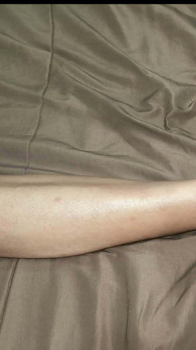 Ayak sevenler için softcore videoda büyük memeli ve güzel ayaklı minik Taylandlı orta yaşlı seksi kadın | Klip 3