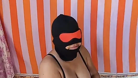 Amatör Hintli evli kadın maskeli gırtlağına kadar alıyor