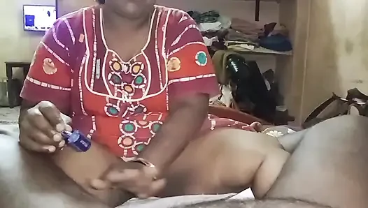 Üvey teyzem amımı sikiyor ve sonra amını açıyor ve parmağını oynatıyorsa