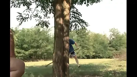 Dickes Mädchen wird von einem großen Schwanz auf dem Rasen gut gefickt