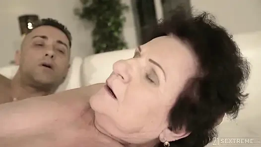 21 sextreme - ateşli nine bu yarağa zevk vermesi için iyi bir ıslak amcık veriyor!