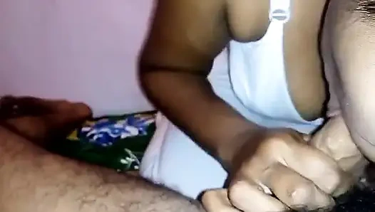 Hintli genç kızın aşırı taşakları gırtlağına kadar öğürüyor