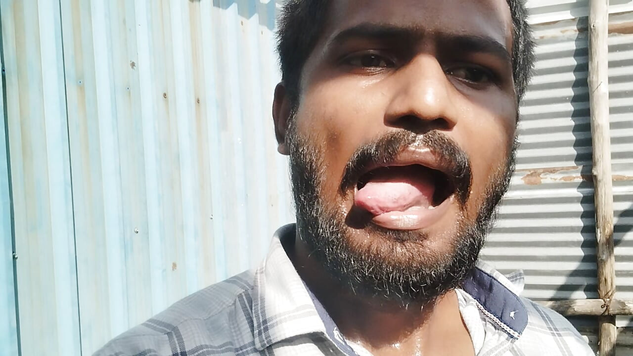 मैं वन ऑफिस के बाहर यात्रा शुरू करने वाले भारतीय XHard में प्रवेश करता हूं