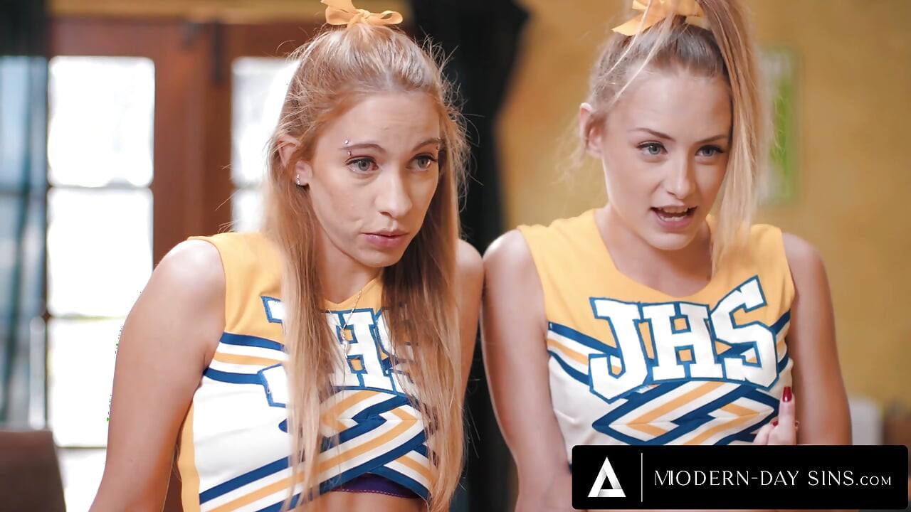 NYKYAJAN SYNNIT - Anaalia rakastavat tuhmat cheerleaderit viettelevät valmentajansa kolmen kimppaan