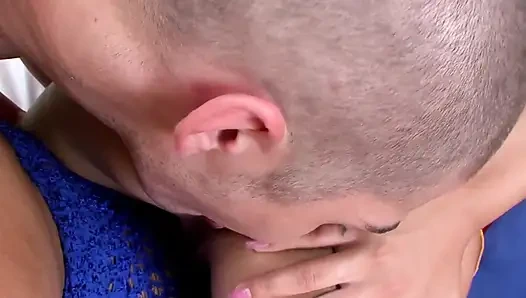 Schmutzige partyszene, 3_blonde und brünette genießen anal dreier und gesichtsbesamung