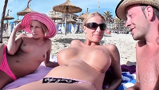 Two sexy blonde chicks fucked in threesome outdoor bang