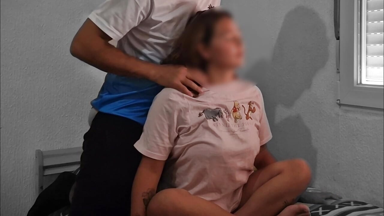 Üvey erkek arkadaşım kendini yalnız hissediyor ve beni çağırıyor