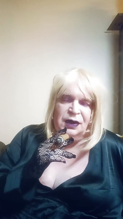 BBW TV talks about doing a smokey blow job but with a cigar