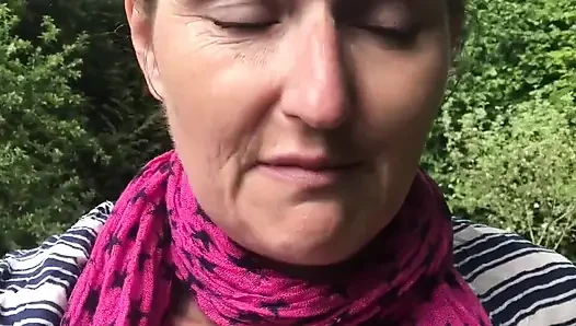 Tittenspiele im freien während sie in der freien natur gehen