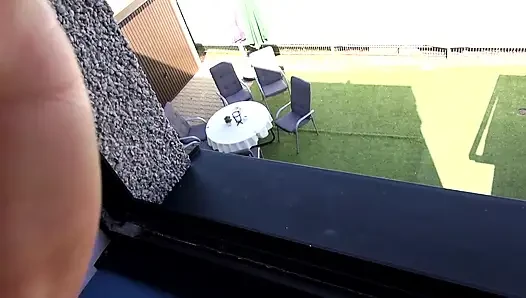 Güzel kızıl saçlı piliç açık havada tıraşlı amından sikiliyor