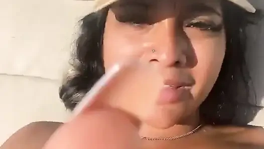 O kaya sert yarağını benim için daha hızlı sıvazlamanı istiyorum bebeğim