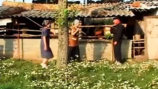 Węgierska babcia Janet sika i rucha się w pobliżu stodoły
