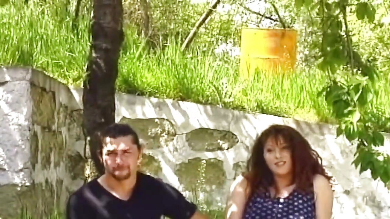 Igra najlonki na otvorenom u čistim čarapama