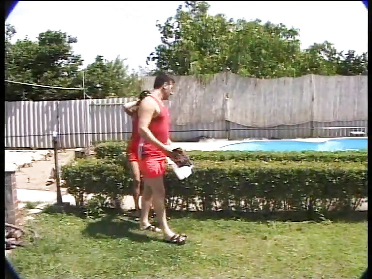 Gorąca seksowna brunetka skacze na wielki twardy kutas na zewnątrz!