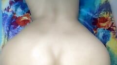 सुंदर सुडौल काले बाल वाली suhenda अपने प्रेमी को उसके साथ सेक्स करने के लिए लुभाने के लिए अपने विशाल स्तन का उपयोग करती है
