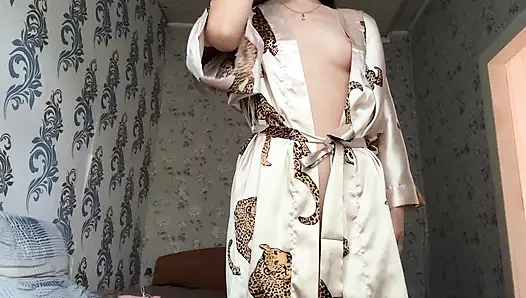 Adik tiri dengan jubah seksi lagi ngerasin lubangnya.
