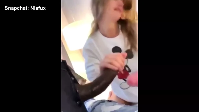 Неверная жена сосет хуй, пока она дома одна