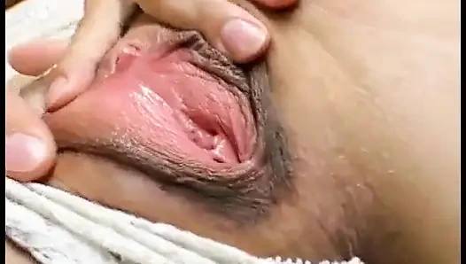 Шлюхе лижут пизду и ее дырки, заполненные членом