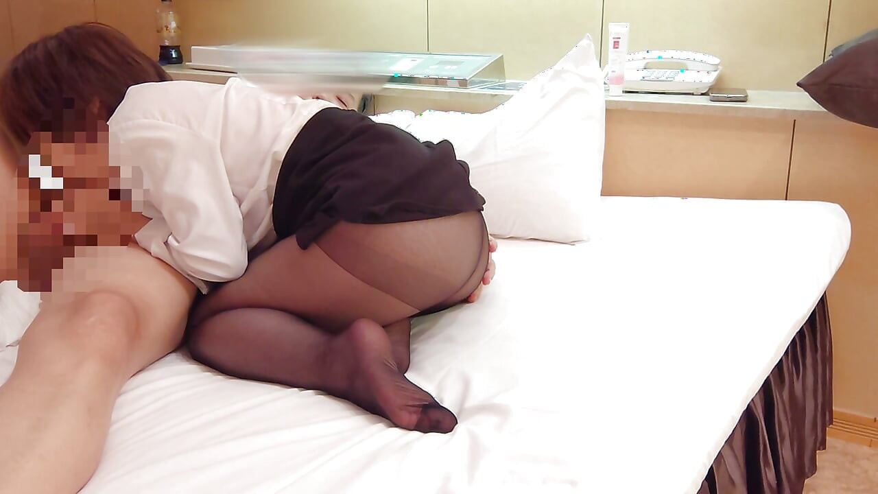 Ik kan de zwarte panty niet uitstaan. Ik stop het rauw in het sappige poesje van de perverse vrouwelijke lerares en kom in haar klaar