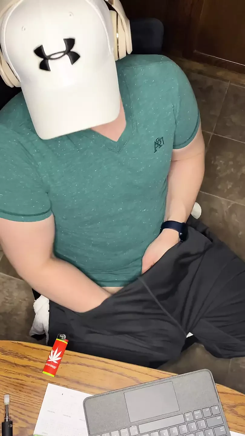 Batiendo mi polla en la cocina