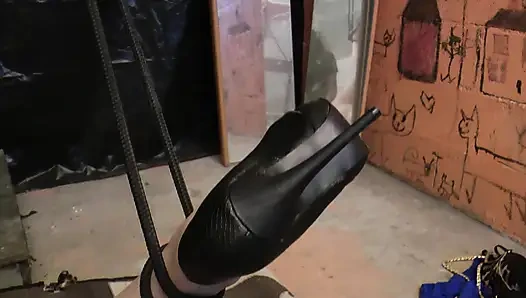 Sevimli MILF baskın ediliyor ve büyük poposuna kabak konur