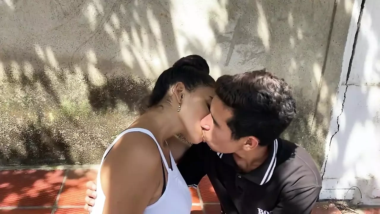 我在房子外面扫一扫很无聊，我的邻居邀请我做爱，我接受了