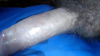 Giovane porno colombiano con un grosso pene si masturba per un sacco di latte