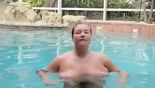Çıplak havuzda yüzme