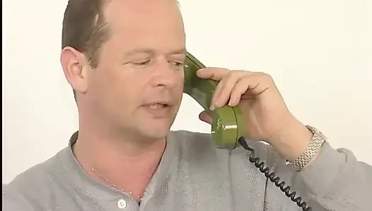 Sarışın erkek delisi patronun onu sikmek istemesine seviniyor!