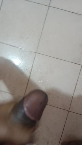 Desi Boy sperma im Badezimmer, schwarzer Lund (penis)