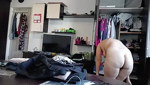 Amatör Kadın Kıyafetlerini Denerken Ve Keserken Eğleniyor.