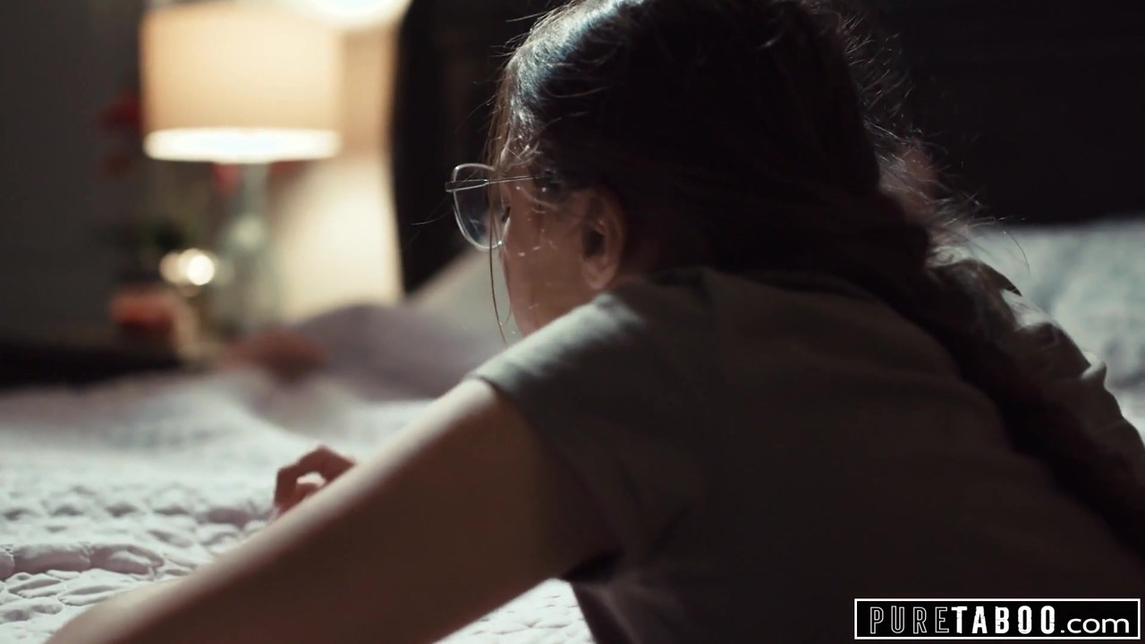 純粋なタブー司祭がティーン2にアナル処女を教える