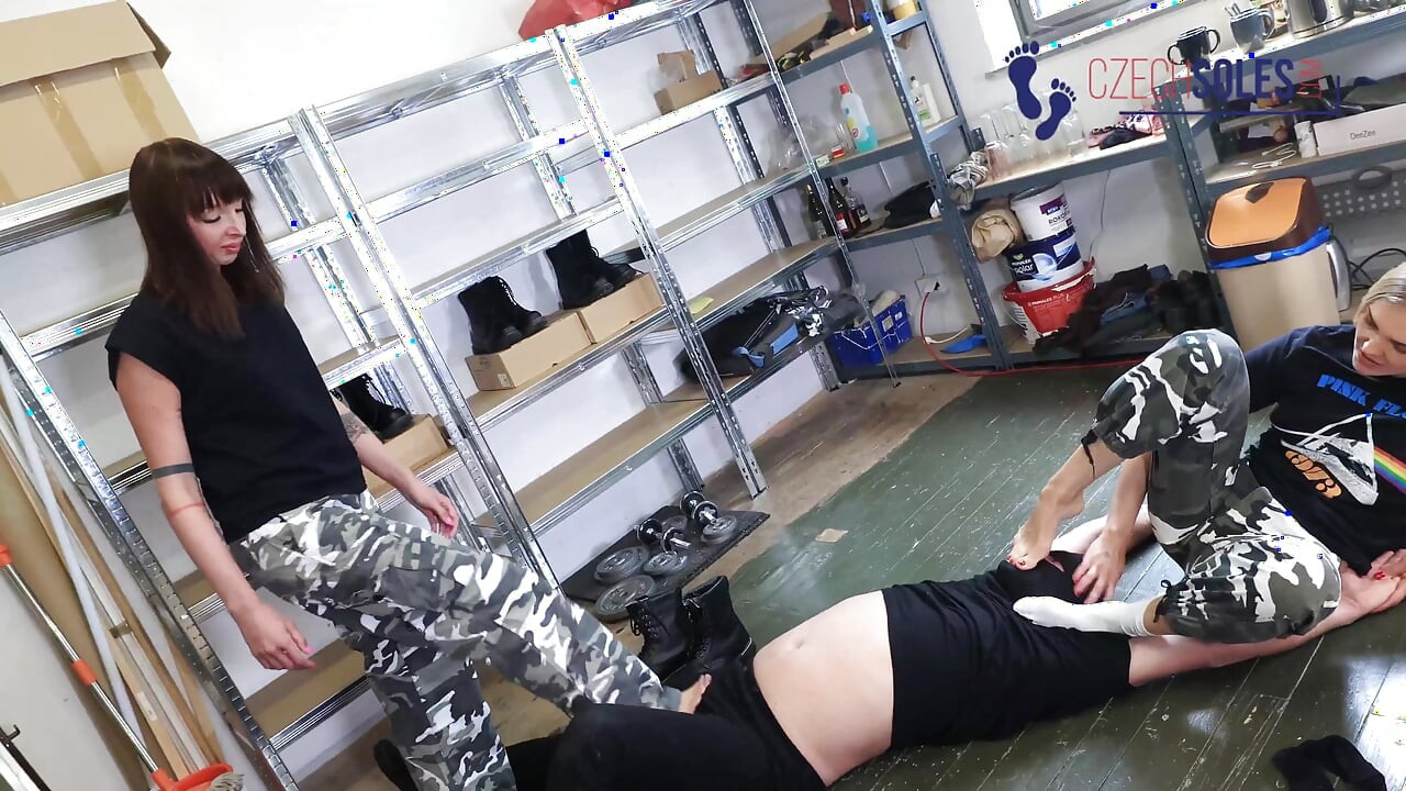 สาวทหารสนุกกับการทําให้ทาสถุงเท้าอับอาย