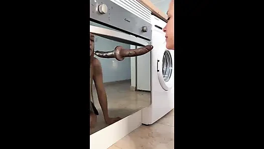 Миниатюрная домохозяйка поняла, что черный член лучше, и получила мощный сквирт