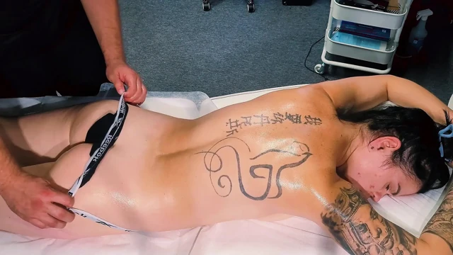 The Kinky Masseur Pushes the Limits of the Massage, Gives Her a Toy and Puts His Penis in Her Mouth