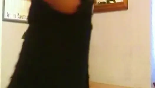 Блондинка раздвигает ноги и трахает пальцами ее киску