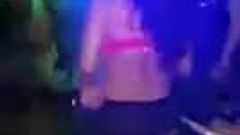 Karen Nicho bailando en discoteca